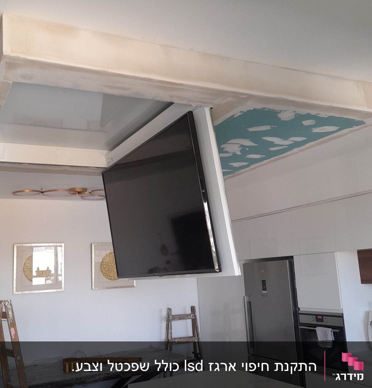 תקרת גבס עם טלוויזיה תלויה בתהליך התקנה